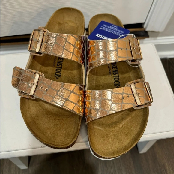Birkenstock New
Arizona Gator copper
Gleam Two-Strap Comfort Sanda
$100 - Picture 8 of 9